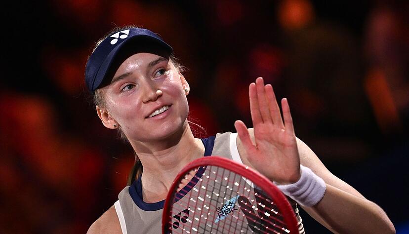 Mit einem L&auml;cheln bedankte sich Jelena Rybakina beim Publikum.