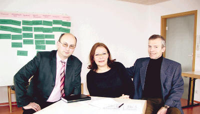 Beratung vor Ort: Karl Friedrich Bretz, Karen A. Brandt und Uwe Kn&ouml;dler (von links) in der Schwaigerner Au&szlig;enstelle. (Foto: Andrea Bu&szlig;mann)