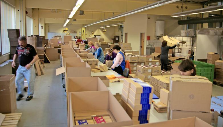 Verpackungen so weit das Auge reicht. Vor allem in den Sommer- und Herbstmonaten herrscht am Firmensitz von Höhing in der Pfaffenstraße Hochbetrieb. Dann wird auch bereits die Aktionsware für das Weihnachtsgeschäft verpackt. Verpackungen so weit das Auge reicht. Vor allem in den Sommer- und Herbstmonaten herrscht am Firmensitz von Höhing in der Pfaffenstraße Hochbetrieb. Dann wird auch bereits die Aktionsware für das Weihnachtsgeschäft verpackt.