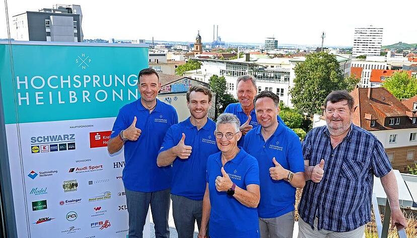 Auf der Terrasse der Kreissparkasse Heilbronn präsentiert sich das Organisationsteam von Hochsprung Heilbronn mit Manager Günter Eisinger (re.).