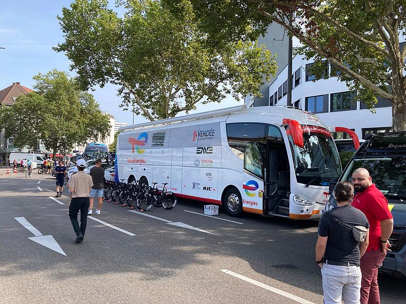 Auf der Allee in Heilbronn sind bereits am Freitagvormittag nur noch Teamfahrzeuge und Fahrräder der Deutschland-Tour unterwegs.