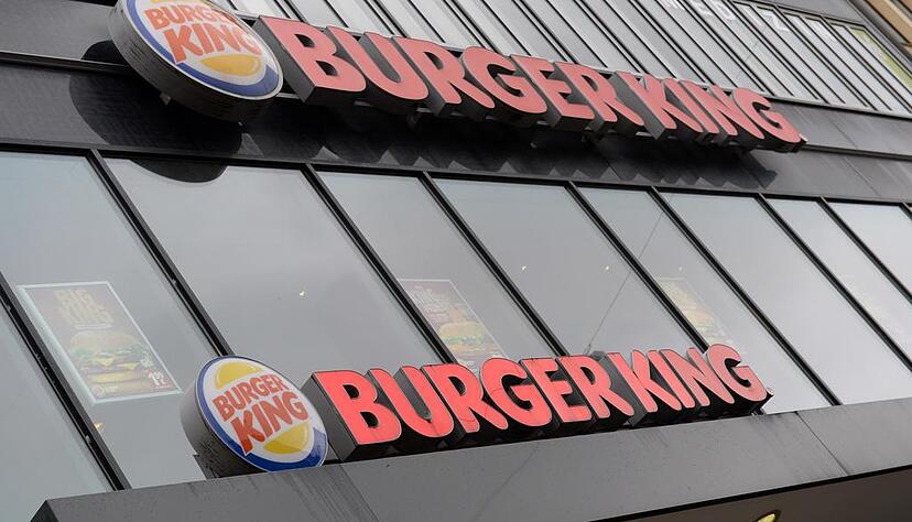 Das Logo der Fastfood-Kette Burger-King ist am 16.12.2014 an der Fassade einer Filiale in München (Bayern) zu sehen. Die ersten der 89 wochenlang geschlossenen Burger-King-Filialen sind nun wieder geöffnet. Foto: Andreas Gebert/dpa +++(c) dpa - Bildfunk+++ |