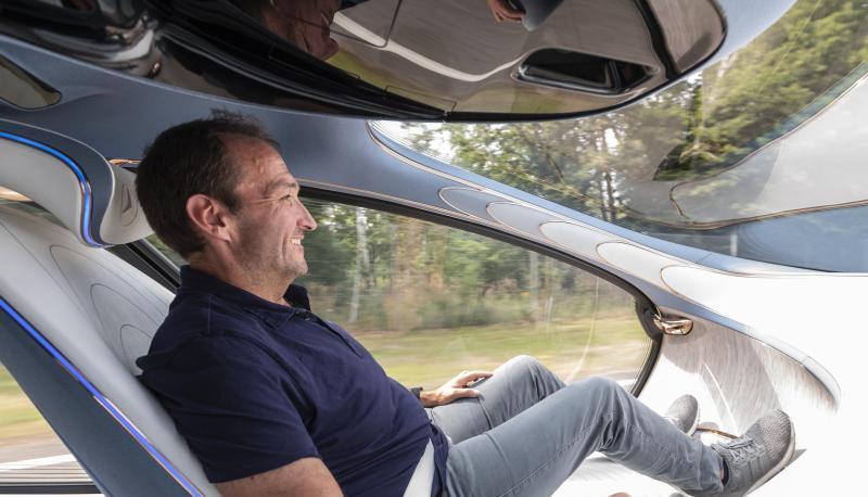 Der Mercedes Vision AVTR hat mit heutigen Automodellen wenig gemeinsam: In dem «Avatar»-Mobil fühlen sich Fahrer eher wie in einem Raumgleiter. Der Mercedes Vision AVTR hat mit heutigen Automodellen wenig gemeinsam: In dem «Avatar»-Mobil fühlen sich Fahrer eher wie in einem Raumgleiter.