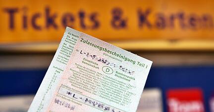 Mit dem i-Kfz-Verfahren können Bürger ihr Fahrzeug anmelden oder umschreiben. Ab Jahresende soll das System benutzerfreundlicher werden.