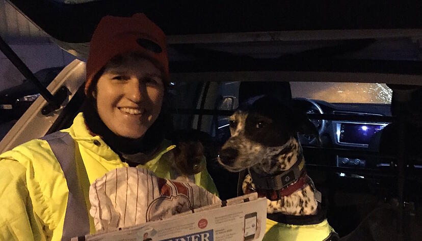 Um 6 Uhr ist die Arbeit getan und Ute Sieber und India gl&uuml;cklich. Foto: Bigna Fink