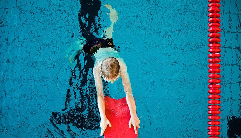 Ein Junge nimmt an einem Schwimmkurs für Kinder teil. In vielen Grundschulen kann kein Unterricht angeboten werden.