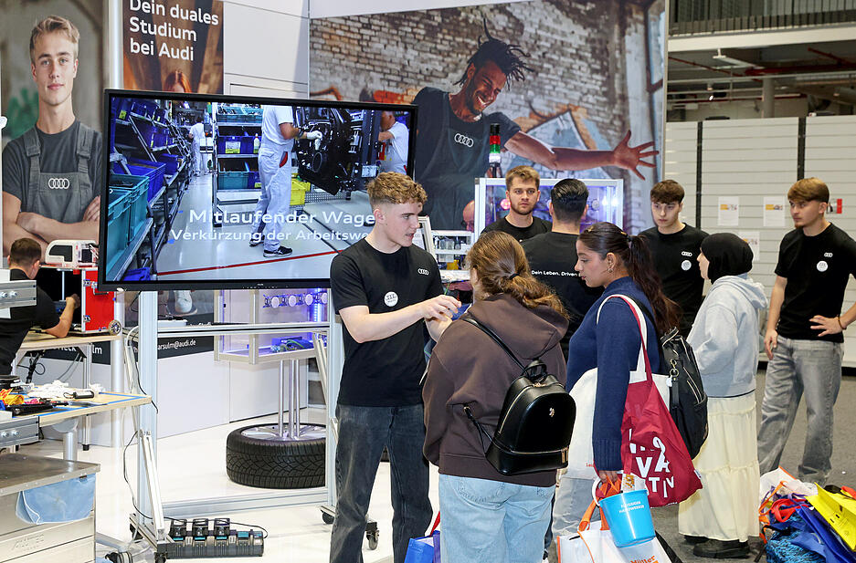 Informationsstände, Vortragszonen und Präsentationswände sind die Anlaufstellen, an denen auf der Heilbronner Berufswelt-Messe zwanglose Gespräche über Ausbildungs- und Studienwege und aktuelle Jobangebote geführt werden.