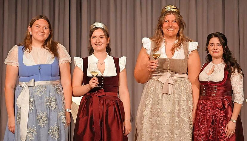 Nach der Kr&ouml;nung ein erstes entspanntes Gl&auml;schen Wein f&uuml;r Prinzessin Eva (zweite von links) und K&ouml;nigin Maren (dritte von links), umrahmt von ihren beiden Vorg&auml;ngerinnen Luna und Simela.