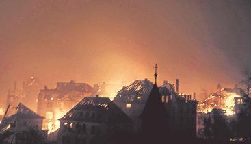Eines der wenigen Farbfotos zeigt den Feuersturm in der Südstadt mit dem Kreuz der damaligen, hölzernen Südkirche, die wie durch ein Wunder heil blieb.Foto: Stadtarchiv