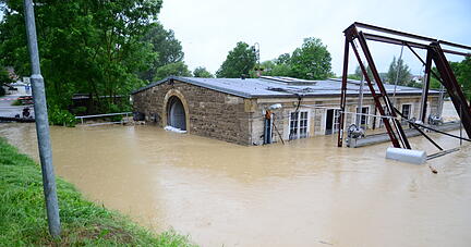 Hoher Druck: Das Wasserkraftwerk bei Oedheim hält den Massen stand.