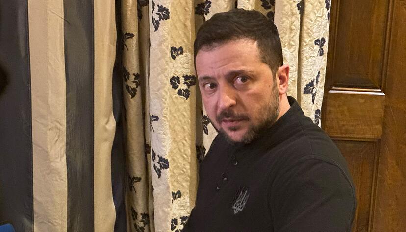 Hinter dem ukrainischen Präsidenten Selenskyj liegt eine düstere Woche. Hinter dem ukrainischen Präsidenten Selenskyj liegt eine düstere Woche.