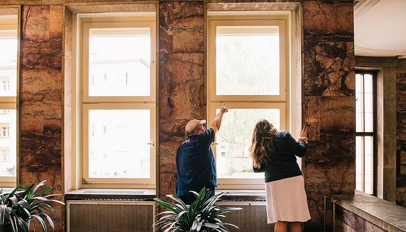 Viel Zeit verbringt Objektleiterin Annabella Bolsenk&ouml;tter mit Planung und Abstimmung. Nach einem Wasserschaden muss sie etwa entscheiden, welche Firma f&uuml;r die Behebung beauftragt werden soll.