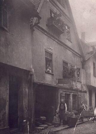 Die Schwiegermutter hat ganz viele Bilder gesammelt, erkl&auml;rt Ursula Fischer. &bdquo;Es k&ouml;nnte weitl&auml;ufige Verwandtschaft sein&ldquo;, sagt sie zu den Personen auf dem Bild. In dem Haus befand sich die K&uuml;blerei Leiz.