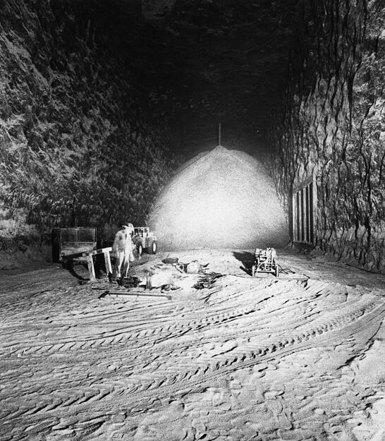 Juli 1983: Der Grünen-Stadtrat Wolf Theilacker stellt eine Anfrage zum Schutz von Kulturgütern. Die Exponate des Stadtarchivs kämen nach Aussage seines Direktors Helmut Schmolz nach Möglichkeit ins Salzbergwerk - sofern dafür noch Zeit bleibe.