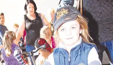 Der fünfjährige Nando aus Kälbertshausen hat auf der Siegelsbacher Fahrradbörse ein richtig tolles Rad gefunden.
Foto: Gabriele Schneider