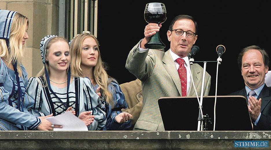 Für Weindorf-Gast  Landesinnenminister Thomas Schäuble ist es "das schönste Weinfest im Lande". OB Himmelsbach bedankt sich beim Eröffnungsakt 2003 auf der Rathaustreppe mit wohlgesetzten Reimen.