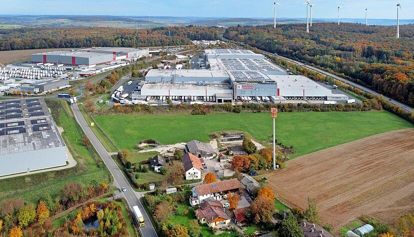 Kaufland Logistik in
Möckmühl will in Richtung der Habichtshöfe (vorne)
erweitern.
Foto: Ralf Seidel