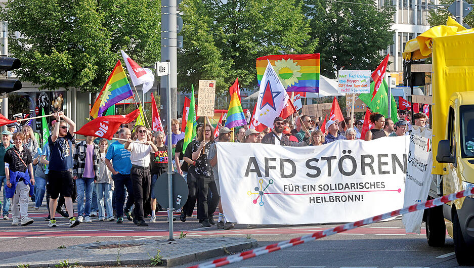 Etwa 500 Menschen sind diesem Aufruf bisher gefolgt. Die Zahl nannte die Polizei.