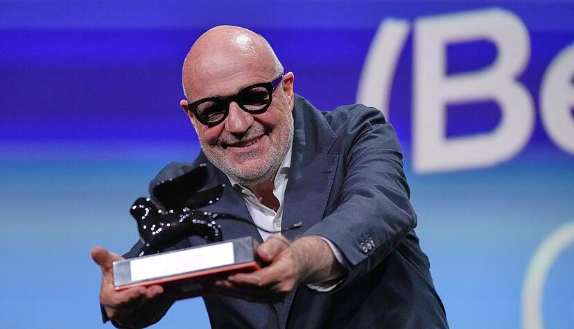 Gianfranco Rossi mit seiner Auszeichnung.