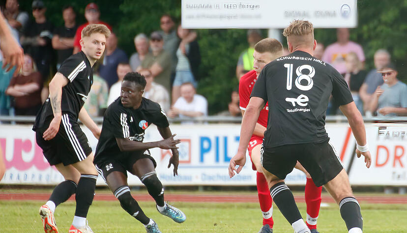Ousainou Danso (Nummer 22), Top-Torjäger von der SSV Schwäbisch Hall, wurde nach Gambia abgeschoben. Ousainou Danso (Nummer 22), Top-Torjäger von der SSV Schwäbisch Hall, wurde nach Gambia abgeschoben.