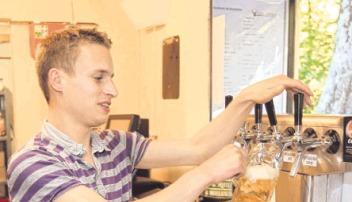 Ein frisch gezapftes Bier nach einem entspannenden Waldspaziergang. Ein frisch gezapftes Bier nach einem entspannenden Waldspaziergang.