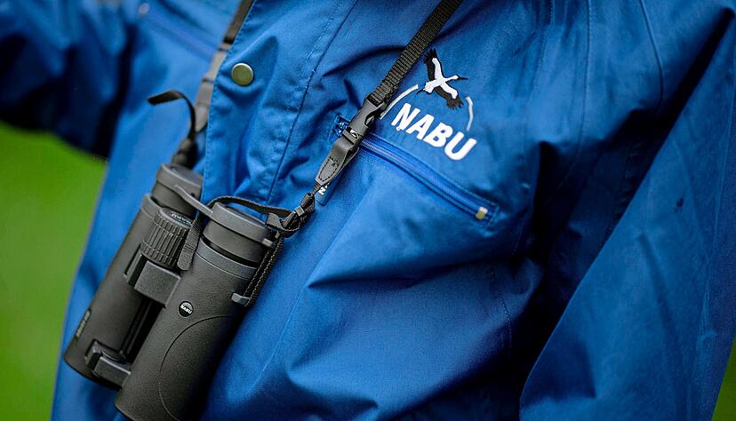 Mit blauer Nabu-Jacke und Fernglas in der Natur: Die meisten engagierten Nabu-Mitglieder dürften diesem Klischee allerdings nicht entsprechen.
Foto: dpa Mit blauer Nabu-Jacke und Fernglas in der Natur: Die meisten engagierten Nabu-Mitglieder dürften diesem Klischee allerdings nicht entsprechen.
Foto: dpa