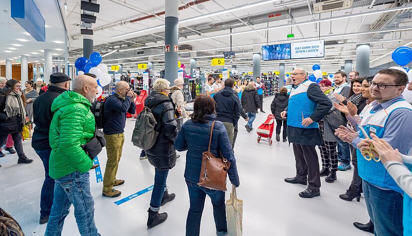 Decathlon-Mitarbeiter begrüßen am Eingang die ersten Kunden bei der Eröffnung der neuen Filiale im Heilbronner K3.
Foto: Mario Berger Decathlon-Mitarbeiter begrüßen am Eingang die ersten Kunden bei der Eröffnung der neuen Filiale im Heilbronner K3.
Foto: Mario Berger