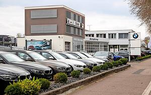 Bisher stehen etliche Fahrzeuge am Autohaus Stadel teils recht dicht gedr&auml;ngt auf einem firmeneigenen Parkplatz an der Stuttgarter Stra&szlig;e.
Foto: Andreas Veigel