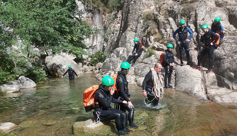 Richtig ausger&uuml;stet f&uuml;r die Tour durch die Purcaraccia: Helm, Neoprenanzug, Klettergurte sowie spezielle Schuhe und Rucks&auml;cke.