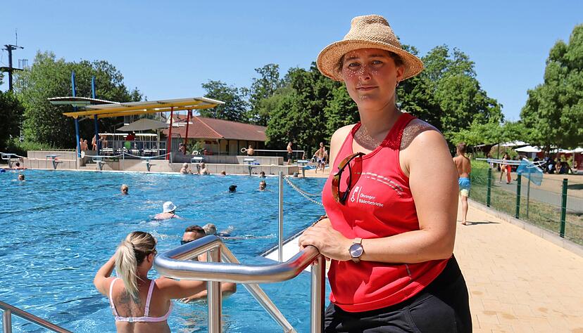 Mona Gänssler sagt, entweder ist man Bademeisterin mit Herzblut oder man übersteht nicht lange im Beruf. Sie arbeitet seit inzwischen 17 Jahren im Freibad. Mona Gänssler sagt, entweder ist man Bademeisterin mit Herzblut oder man übersteht nicht lange im Beruf. Sie arbeitet seit inzwischen 17 Jahren im Freibad.