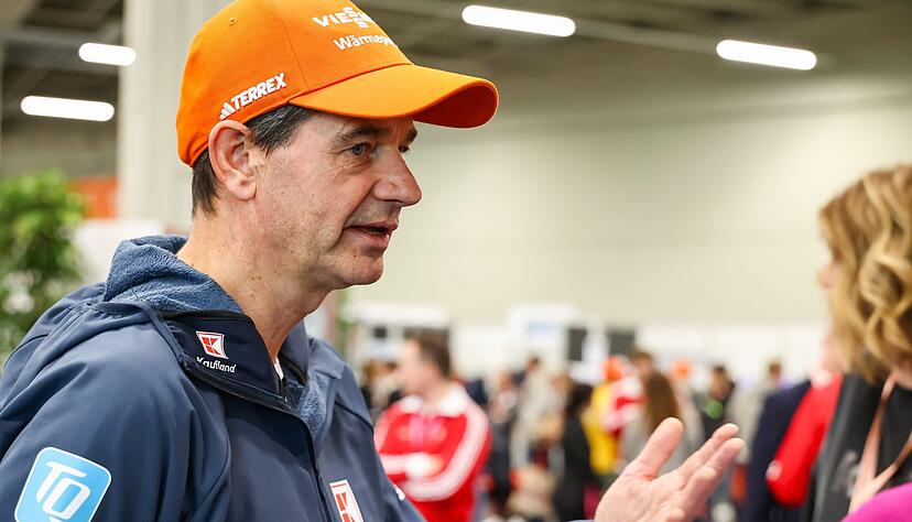 Skisprung-Bundestrainer Stefan Horngacher kritisiert die Aufarbeitung des WM-Anzugskandals. Skisprung-Bundestrainer Stefan Horngacher kritisiert die Aufarbeitung des WM-Anzugskandals.