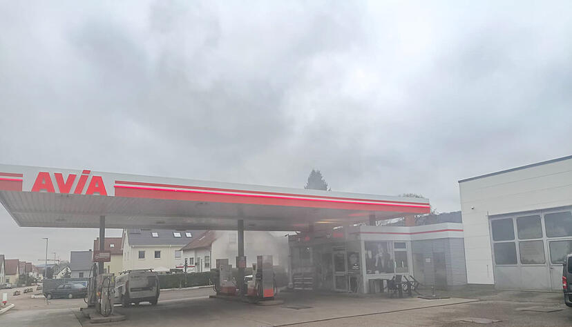 Aus einer Werkstatt, die zur Avia-Tankstelle in Sinsheim-Dühren gehört, dringt am Sonntagmittag dichter Rauch. Aus einer Werkstatt, die zur Avia-Tankstelle in Sinsheim-Dühren gehört, dringt am Sonntagmittag dichter Rauch.