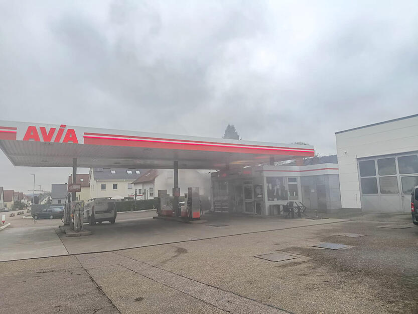 Aus einer Werkstatt, die zur Avia-Tankstelle in Sinsheim-D&uuml;hren geh&ouml;rt, dringt am Sonntagmittag dichter Rauch.