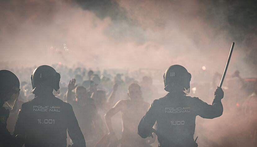 Vor dem Spiel zwischen Atletico und Barcelona wurde Pyrotechnik gez&uuml;ndet.