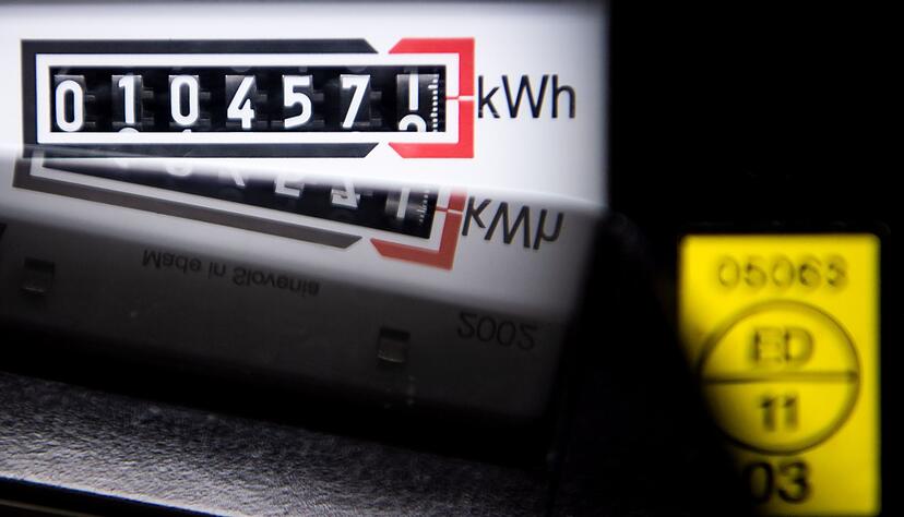 Ein Stromzähler zeigt in einem Mietshaus die verbrauchten Kilowattstunden an. Ein Stromzähler zeigt in einem Mietshaus die verbrauchten Kilowattstunden an.