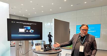 Christian Petschik, Geschäftsführer von Oneclick, erklärt beim "Cloud X Summit" von Stackit, wie man in der Cloud einen virtuellen Computer anlegt.
Foto: Donauer