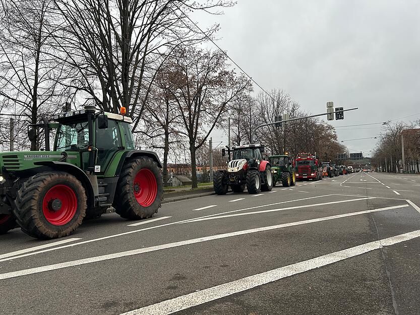 Bauernprotest in Stuttgart  – Hunderte Traktoren blockieren Verkehr auf B10