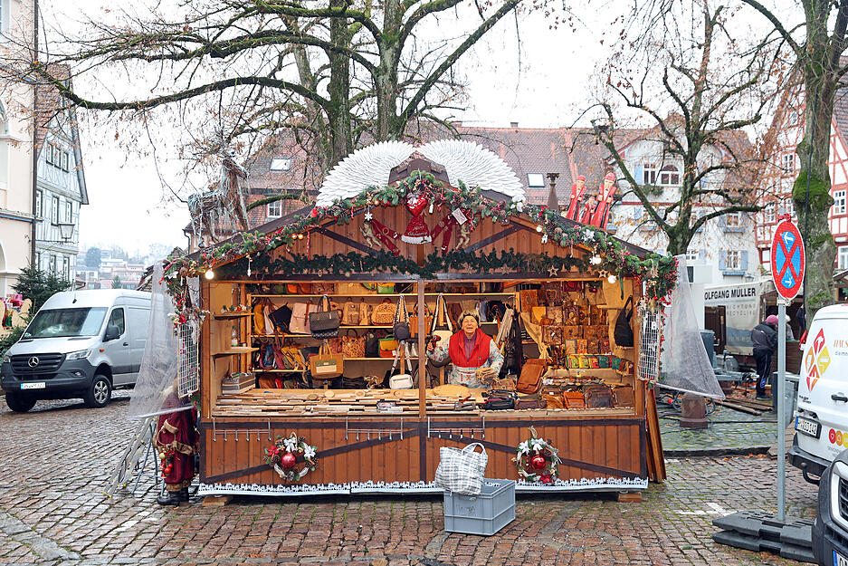 Der Aufbau der Marktstände bringt erste weihnachtliche Stimmung in die Gassen.