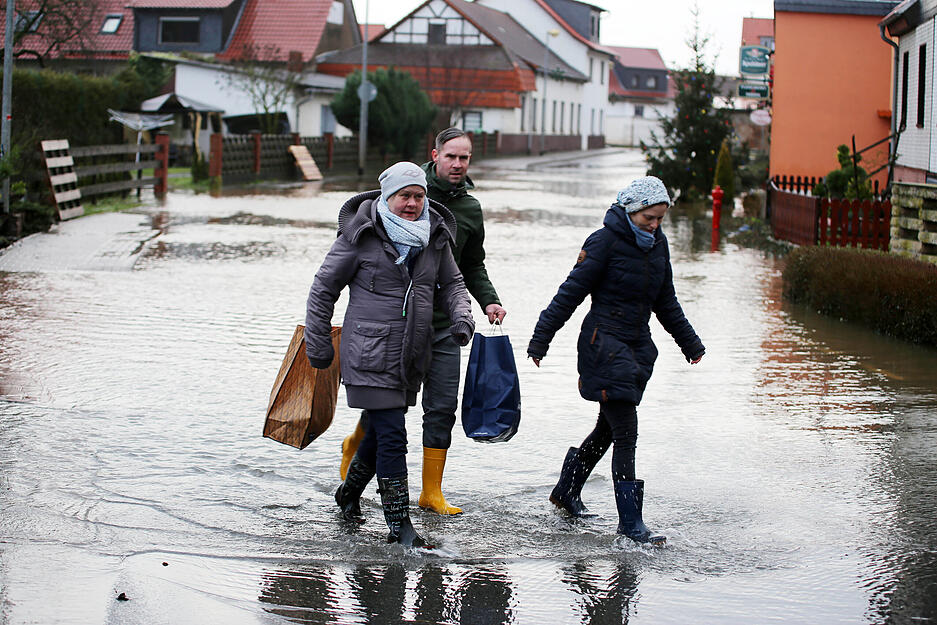 Die Hochwasserlage bleibt in Nordthüringen weiter angespannt. Anwohner verlassen die überflutete Ortschaft Windehausen.