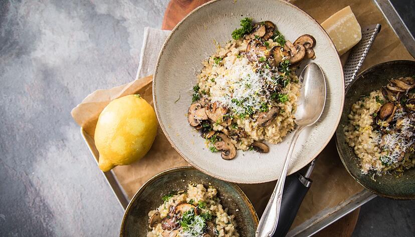 Graupen-Risotto mit Champignons, Parmesan und Petersilie: Dieses Gericht hat keinerlei Ähnlichkeit zur Gerstengrütze, wie man sie vielleicht noch aus der Kindheit kennt. Graupen-Risotto mit Champignons, Parmesan und Petersilie: Dieses Gericht hat keinerlei Ähnlichkeit zur Gerstengrütze, wie man sie vielleicht noch aus der Kindheit kennt.