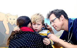 Arzt Hans Ulrich Stechele hat in seiner Heilbronner Kinderarzt-Praxis jeden Tag Anfragen von neuen Eltern. Wenn sie nicht aus Heilbronn kommen, muss er sie ablehnen. Foto: Ralf Seidel