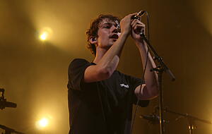 Neue wie alte Songs werden von den Fans gefeiert. Neue wie alte Songs werden von den Fans gefeiert.