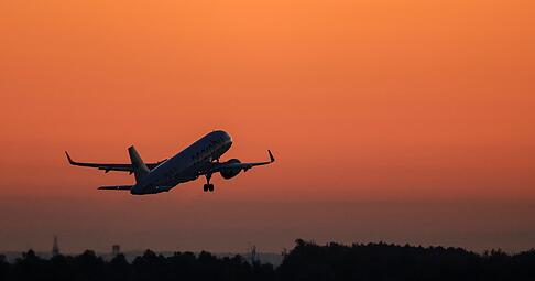 Welche Reisewarnungen und Sicherheitshinweise gibt es aktuell aufgrund des Iran-Kriegs? (Symbolbild)