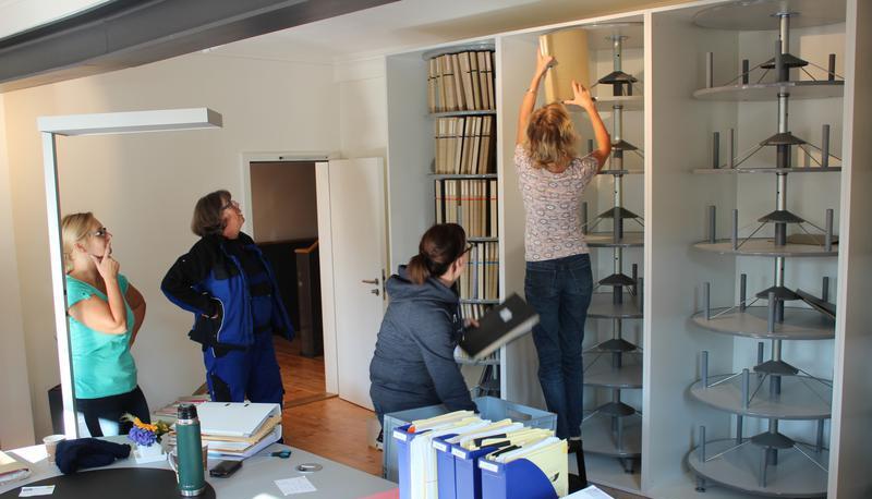 Bauamtsleiterin Heike Fr&ouml;hlich (v.l.), Julika Rink, Sandra Scholl und Margit Rauh bef&uuml;llen die neuen Aktenschr&auml;nke im Bauamt.
Fotos: Alexander Klug