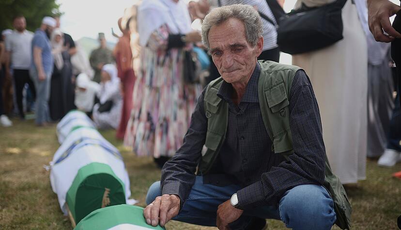 Sieben weitere identifizierte Opfer des Massakers von Srebrenica von 1995 werden am Internationalen Gedenktag beigesetzt.