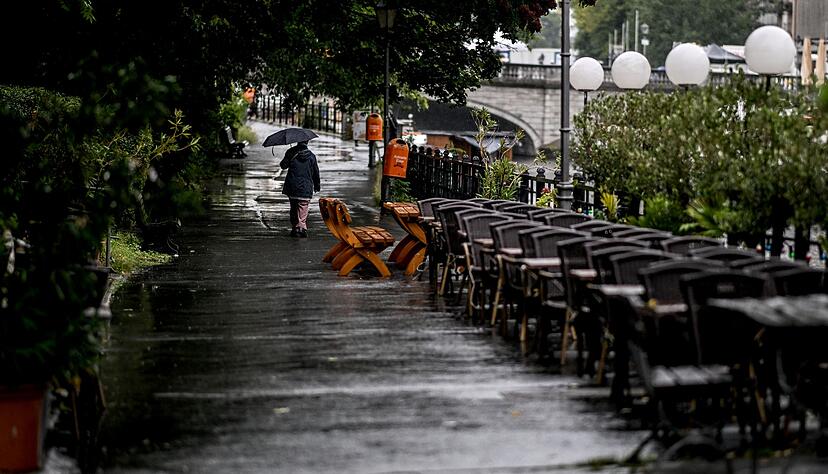 Die Lage für das Gastgewerbe bleibt schwierig. Die Branche machte im Juli eigenen Angaben zufolge ein deutliches Umsatzminus. Die Lage für das Gastgewerbe bleibt schwierig. Die Branche machte im Juli eigenen Angaben zufolge ein deutliches Umsatzminus.