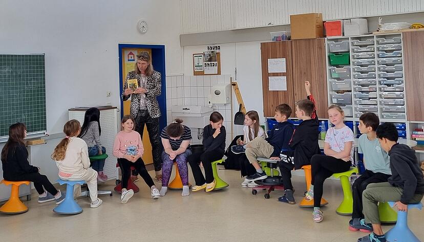Sch&uuml;ler der Klasse 4 der Georg-Kropp-Schule W&uuml;stenrot h&ouml;ren Wildlife-Experten Matto Barfuss zu.