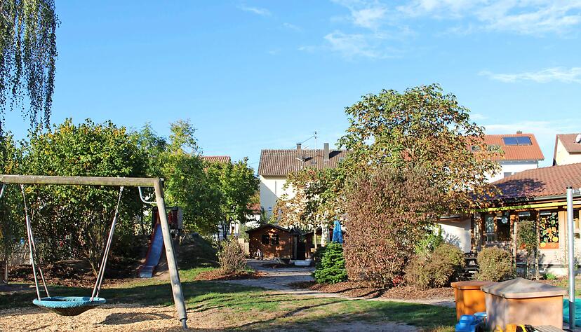Der Architekt soll prüfen, ob ein Kindergarten in Containerbauweise südlich des bestehenden Kindergartens Hößlinsülz möglich ist. Der Gemeinderat sprach sich für diesen Standort aus.