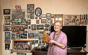 Maria Ganski mit einer Skulptur der Kirche von Edeck. Ihr Wohnzimmer im Heilbronner Südviertel gleich einem kleinen Heimatmuseum.
Fotos: Andreas Veigel Maria Ganski mit einer Skulptur der Kirche von Edeck. Ihr Wohnzimmer im Heilbronner Südviertel gleich einem kleinen Heimatmuseum.
Fotos: Andreas Veigel