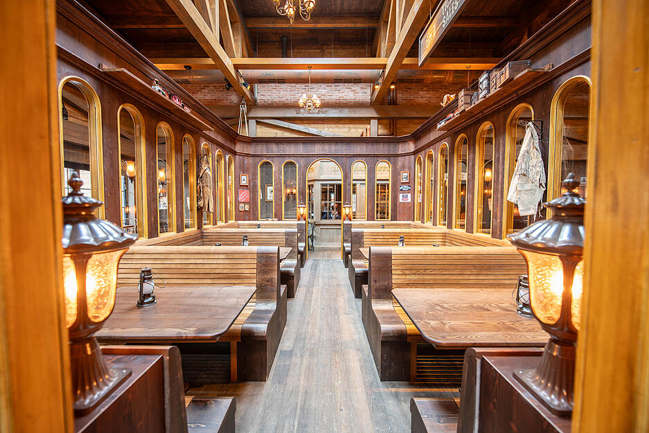 Auch im Restaurant ist alles aus Holz und im Stil des neuen Themenbereichs im Europa-Park. Auch im Restaurant ist alles aus Holz und im Stil des neuen Themenbereichs im Europa-Park.